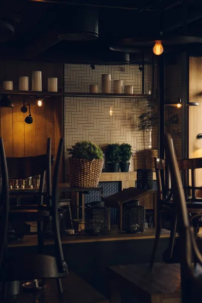 Függőleges felvétel a gyönyörű bútorok i egy szoba díszített falak — Stock Fotó