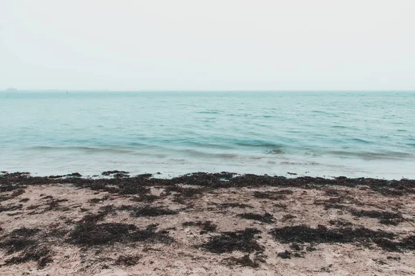 Μεγάλη έκθεση shot της θάλασσας στην παραλία Sandsfoot, Weymouth, Ηνωμένο Βασίλειο σε μια ομιχλώδη μέρα — Φωτογραφία Αρχείου