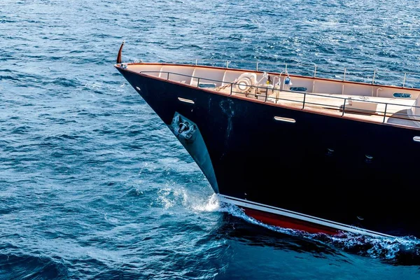 黑船在海上的高角镜头 — 图库照片