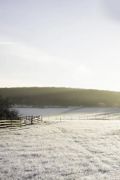 Egy Függőleges Lövés Egy Völgyről Amit Borít Nap Fénye Télen — Stock Fotó