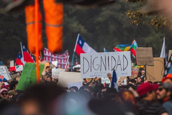 智利圣地亚哥 2019年11月28日 抗议活动表明他们对智利政府不满 因为皮耶拉总统和智利陷入了社会危机 — 图库照片