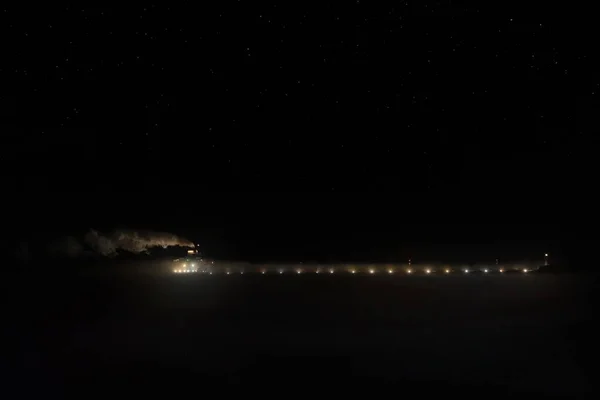 Siyah arka planda büyük bir sanayi gemisinin ışıkları — Stok fotoğraf