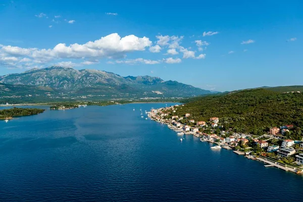 Plano Alto Ángulo Los Edificios Cerca Del Lago Las Montañas —  Fotos de Stock