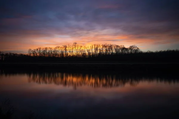 Las Siluetas Los Árboles Bajo Cielo Nublado Del Atardecer Reflejadas —  Fotos de Stock