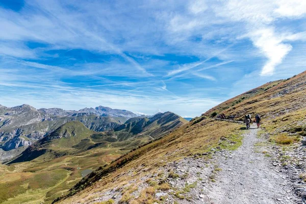 Sentier Étroit Sur Flanc Montagne Sous Ciel Bleu Dans Parc — Photo