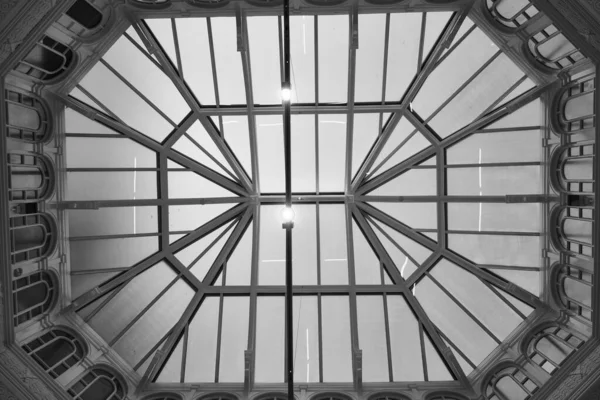 Low angle grey scale shot of the glass ceiling in an old building — Stock Photo, Image