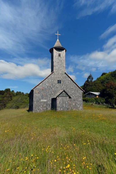 Plano Vertical Una Iglesia Campo Cubierto Hierba Bajo Cielo Azul — Foto de Stock