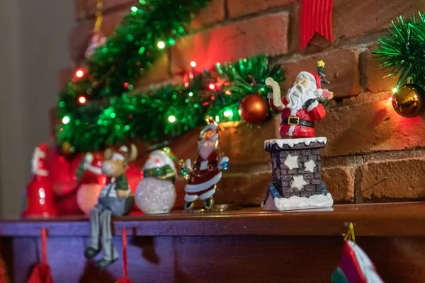 Eine Selektive Fokusaufnahme Eines Weihnachtsschmucks Mit Einem Verschwommenen Festlichen Hintergrund — Stockfoto