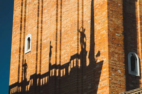 Tiro Vertical Uma Torre Com Janelas Itália — Fotografia de Stock