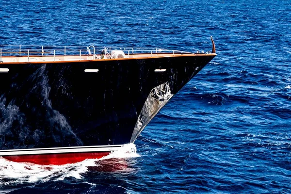 Barco preto navegando no mar durante o dia — Fotografia de Stock