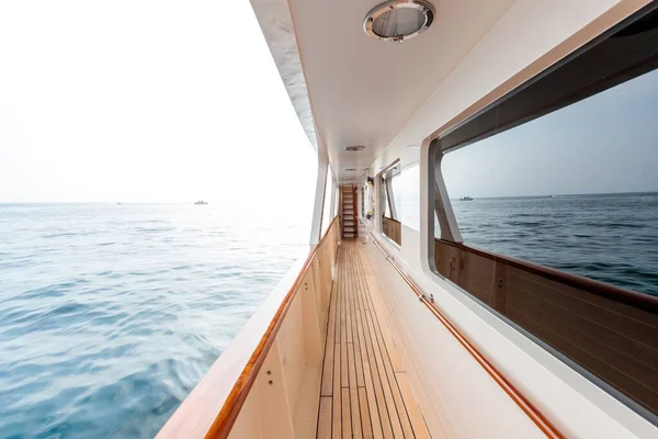 Прекрасний знімок з яхти на морі — стокове фото