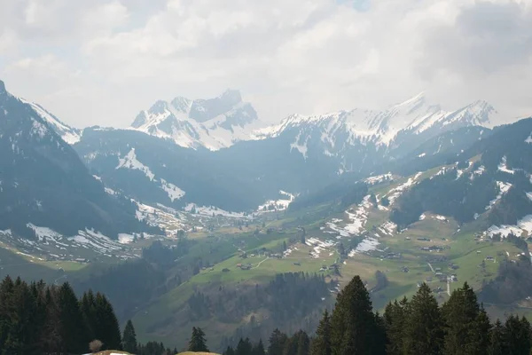 Een Antenne Opname Van Een Prachtige Bergketen Bedekt Met Sneeuw — Stockfoto