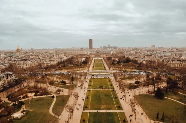 Eine Schöne Luftaufnahme Von Tour Eiffel Gardens Unter Den Gewitterwolken — Stockfoto