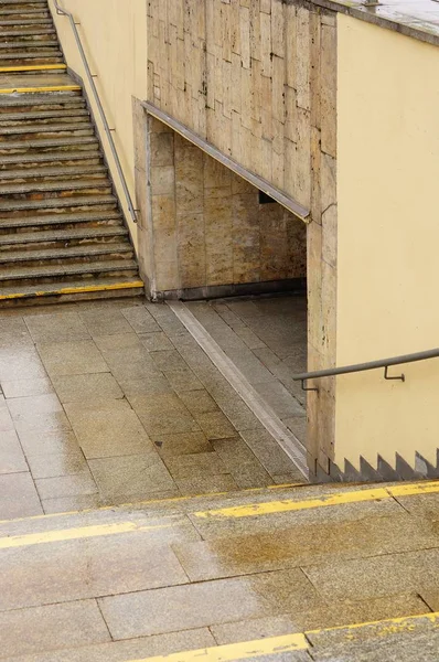 Tiro vertical de ângulo alto de uma escadaria de paralelepípedos levando ao subterrâneo — Fotografia de Stock