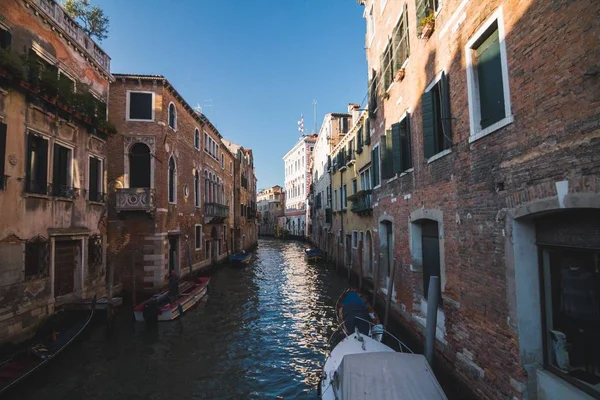 Canal en medio de edificios en Venecia Italia — Foto de Stock