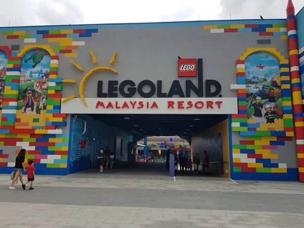 Foto grandangolare che mostra il Legoland Malaysia Resort e le persone intorno ad esso — Foto Stock