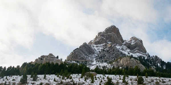 Beautiful Mountain Range Covered Snow Enveloped Fog Great Natural Wallpaper — Stock Photo, Image