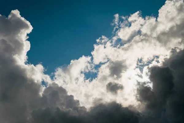 Una Hermosa Toma Nubes Blancas Esponjosas Cielo Brillante Ideal Para — Foto de Stock