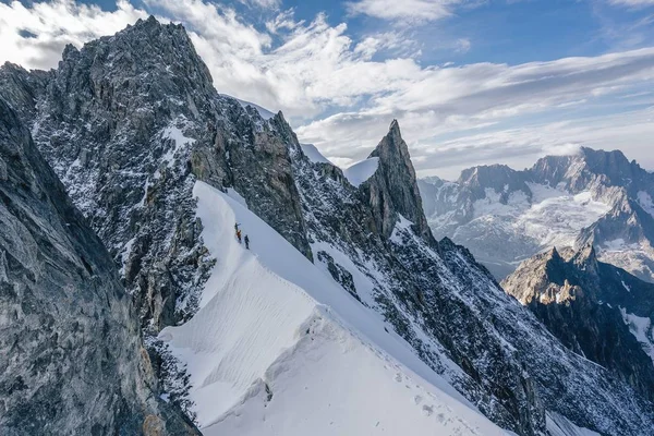 Alpinistas escalando una cresta alpina —  Fotos de Stock
