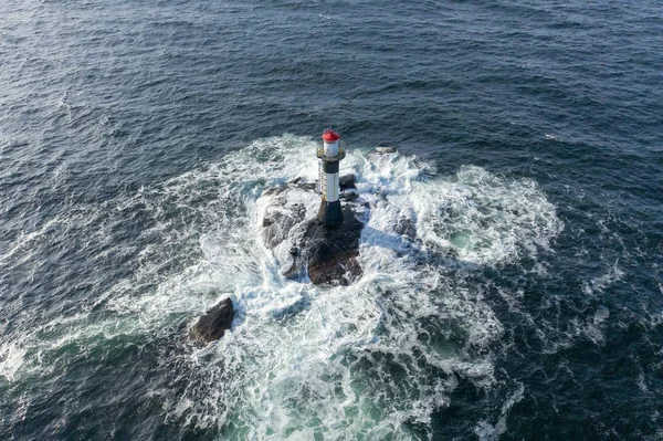 Alto ângulo de tiro de um farol no meio do mar — Fotografia de Stock