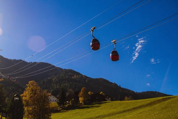 Tiro Ângulo Baixo Teleféricos Com Uma Montanha Florestada Distância Abaixo — Fotografia de Stock