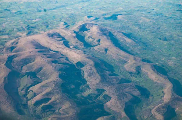 巴洛克山脉和周围乡村形成抽象形状的山脊的空中景观 — 图库照片