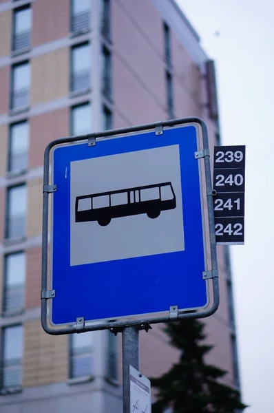 Pystysuora lähikuva bussipysäkkiä osoittavasta liikennemerkistä — kuvapankkivalokuva