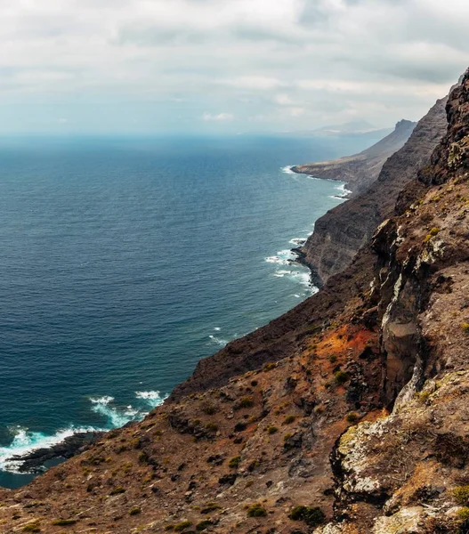 The west coast of Gran Canaria, waves breaking over cliffs at Mirador del Balcón — Stock Photo, Image
