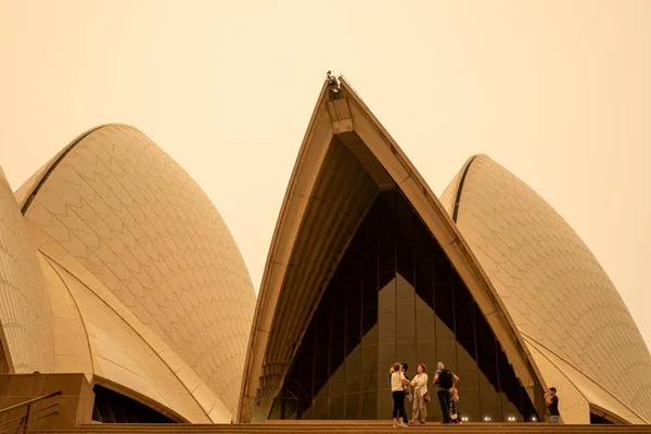 Vista da Ópera de Sydney. Tarde nebulosa devido aos recentes incêndios florestais . — Fotografia de Stock