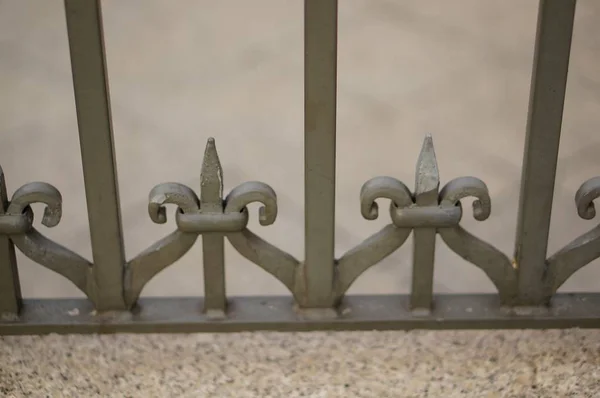 Close-up shot van de details van een ijzeren hek met een wazige achtergrond — Stockfoto