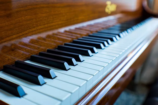 Eine Nahaufnahme Eines Klaviers Licht Mit Verschwommenem Hintergrund — Stockfoto