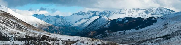 Beautiful Scenery High Rocky Mountain Range Covered Snow Cloudy Sky — Stockfoto