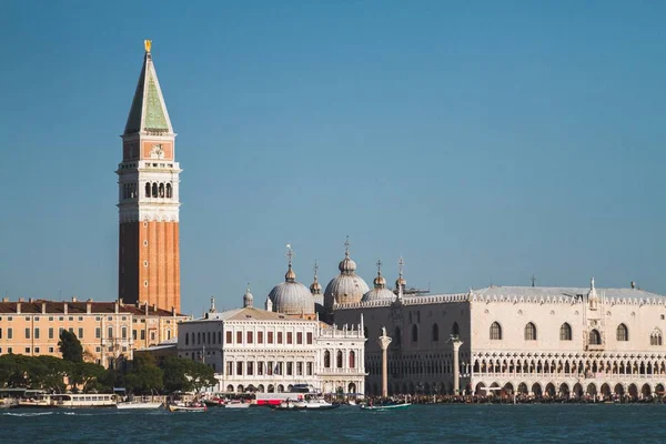 Beautiful shot of buildings and boats in the distance in Venice Italy Canals — Stock Photo, Image