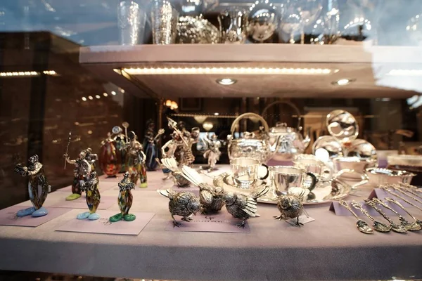 Итальянские реалистичные миниатюрные статуи животных, сделанные из серебра и золота, предметы роскоши, драгоценности — стоковое фото