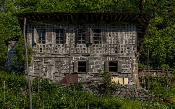 Hermosa casa de pueblo entre los árboles en un bosque capturado en Suiza. — Foto de Stock