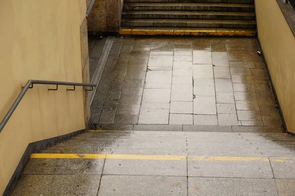 Tiro de ângulo alto de uma escada de paralelepípedos levando ao subterrâneo — Fotografia de Stock