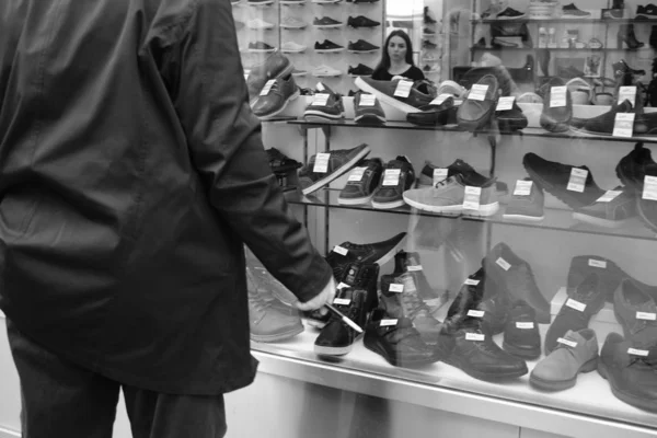 Homem com charuto e terno na frente de uma loja de sapatos — Fotografia de Stock