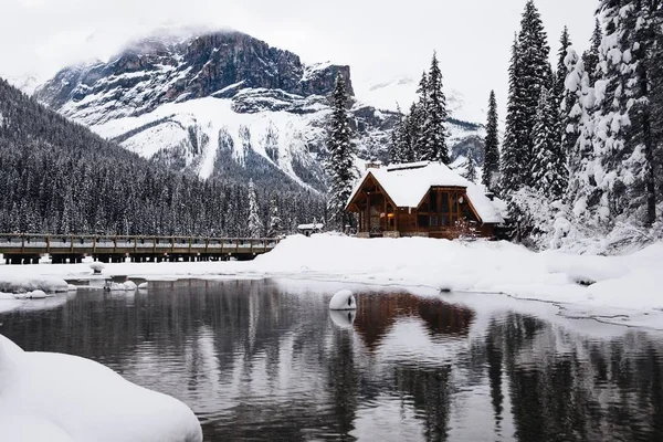 Small wooden house covered with snow near the Emerald Lake in Canada in winter — ストック写真