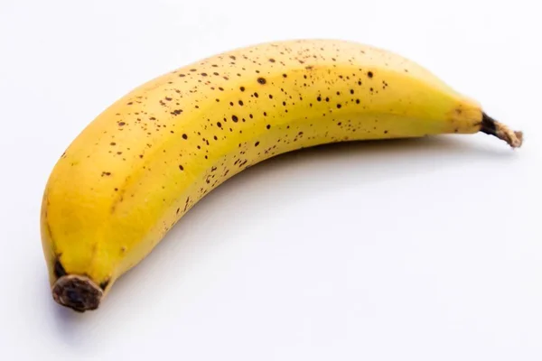 白い表面に隔離されたバナナの高い角度のショットを閉じる — ストック写真