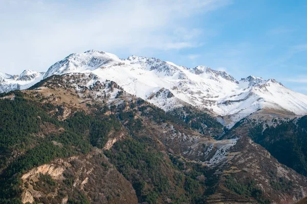 Een Prachtig Bereik Van Hoge Rotsachtige Bergen Bedekt Met Sneeuw — Stockfoto