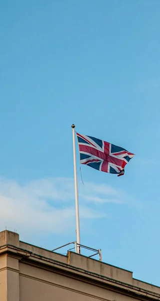 Brytyjska Flaga Unii Union Jack Powiewająca Nad Budynkiem Białą Flagą — Zdjęcie stockowe