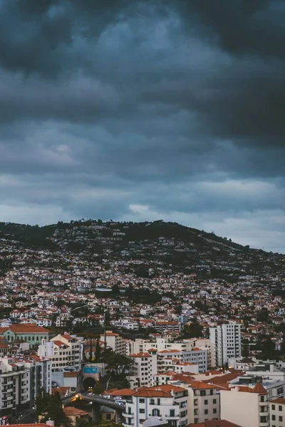 Vertikální Záběr Budov Blízkosti Hory Pod Zataženou Oblohou Funchalu Madeira — Stock fotografie