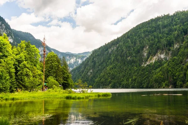 Lago Toplitz Austria Circondato Verdi Colline Sotto Cielo Nuvoloso — Foto Stock