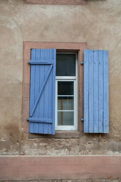 Függőleges felvétel fehér ablakról kék faburkolattal — Stock Fotó