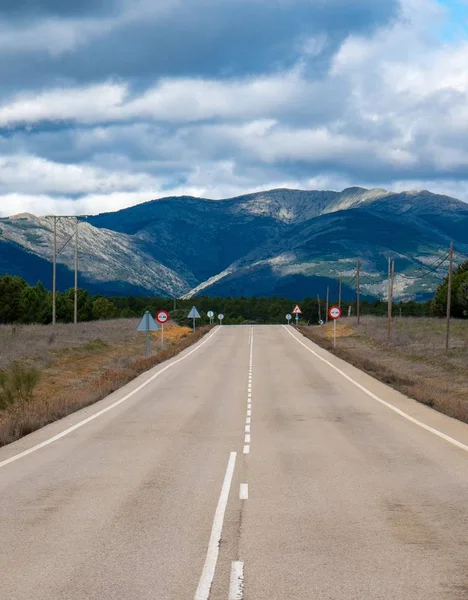 Una Strada Immersa Nel Verde Con Montagne Ricoperte Verde Sotto — Foto Stock