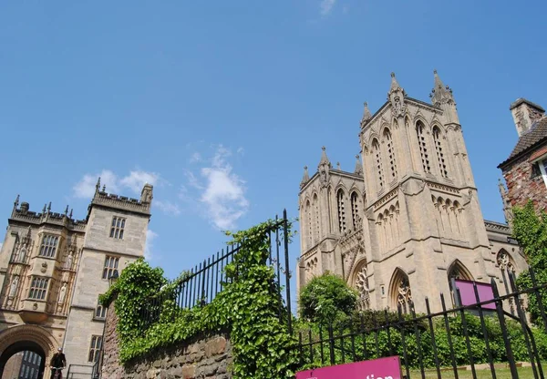 Bristol Cathedral and the Abbey Gatehouse, Bristol, Inghilterra. 20 maggio 2018 . — Foto Stock