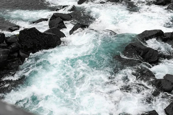 Viele Felsen in einem Fluss - ideal für einen kühlen Hintergrund oder eine Tapete — Stockfoto