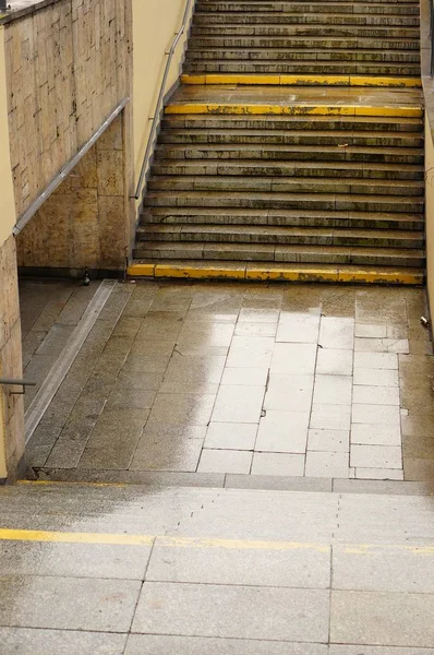 Foto vertical de gran angular de una escalera adoquinada que conduce al metro. — Foto de Stock