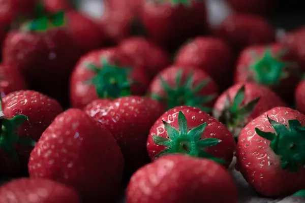 Closeup Shot Lot Fresh Strawberries Blurred Background — Stock Photo, Image