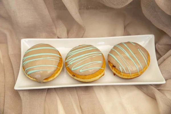 Closeup Macaroons Caramel Topping Plate Lights — Stock Photo, Image